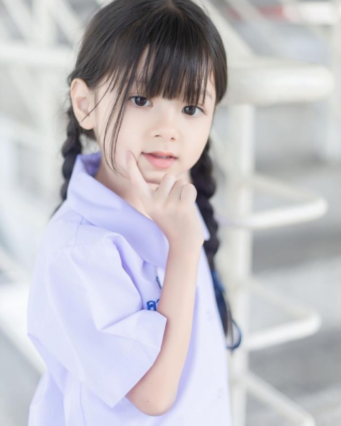 这位可爱的小姑娘名叫onew,现在6岁了,跟爸爸妈妈住在泰国曼谷,她灵