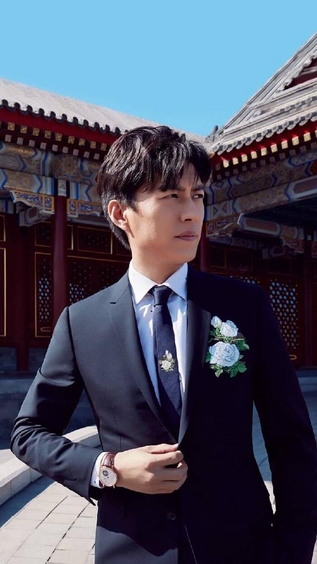 方脸适合什么发型男，方脸适合什么发型男生短发（“方脸大叔的帅气得靠留对发型体现”）