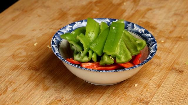 茄子怎么做才好吃，茄子怎么做的好吃（茄子这样做实在太香了）