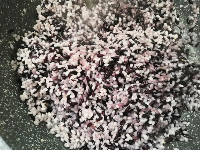 生炒糯米饭怎么做，生炒糯米饭怎么做最好吃（做糯米饭别再蒸了）