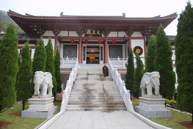 大象的摆放禁忌，大象摆件摆放禁忌都有哪些（石雕大象摆放在寺庙大门口的讲究）