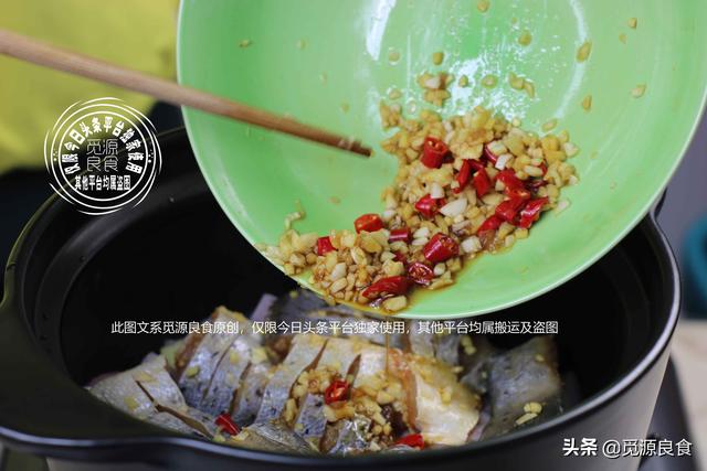 生焖鲈鱼的做法，蒜香焖鲈鱼最正宗的做法（十元钱买条鲈鱼）