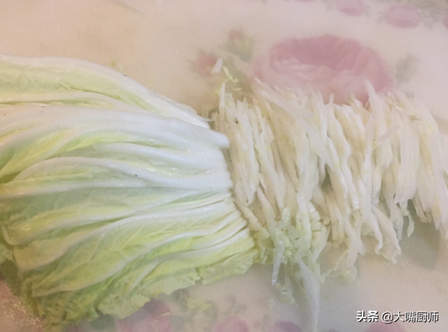 怎样腌酸菜，春天怎样腌酸菜（东北大娘教我腌酸菜）