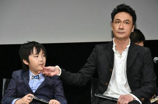 近年来综艺事故及涉及艺人，吴镇宇儿子眼角的伤疤如今还在