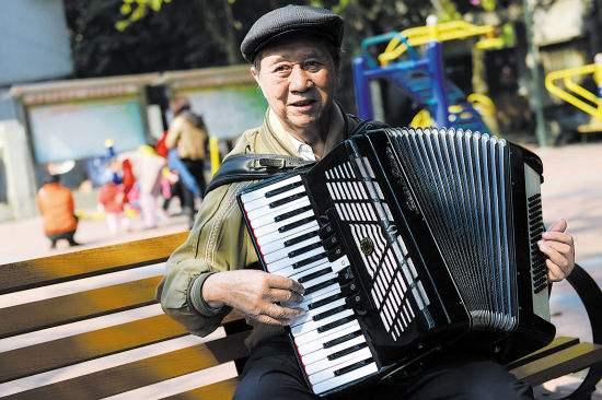手风琴好学吗，手风琴入门自学教程（对于音乐没有基础的人来说）