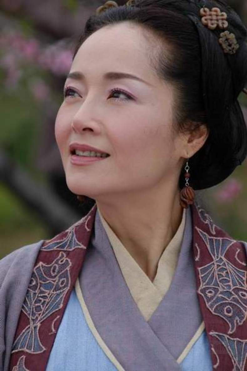 恬妮与恬妞:姐姐恬妮为爱隐退,妹妹恬妞2婚2离,今62岁凄惨一生