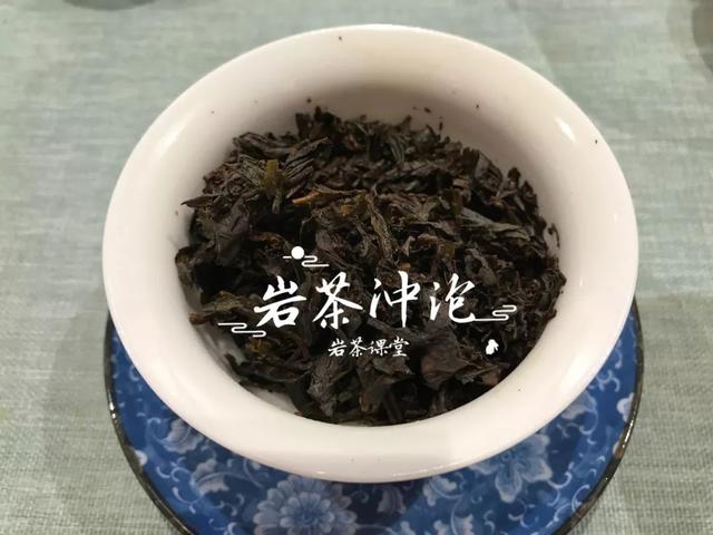 武夷岩茶水仙的正确泡法，武夷岩茶水仙怎么喝（一泡比较碎的武夷岩茶大红袍、水仙、肉桂）