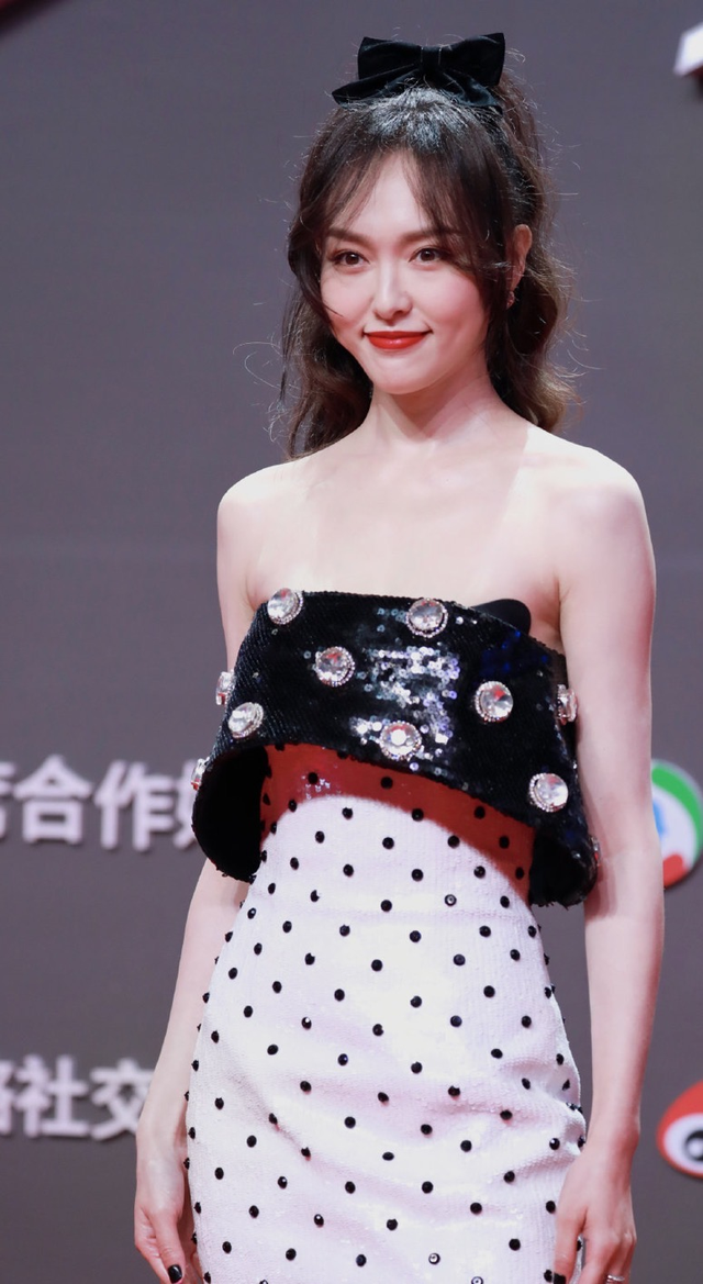 罗晋镜头下的唐嫣爱意满满，桌上铺满玫瑰花瓣好浪漫