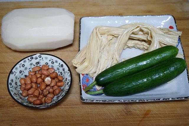 小乳瓜怎样拌好吃，小乳瓜的吃法（三色搭配口感清爽又好看）