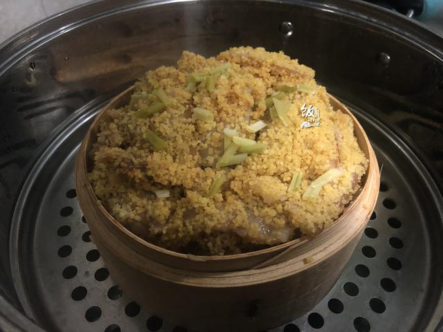 小米蒸肉怎么做，小米粉蒸肉怎么做（小米别只会熬粥了）