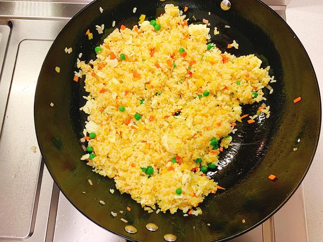 鸡蛋炒米饭怎么做，这样炒米饭粒粒分明饱满