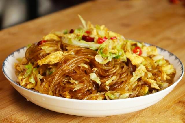 白菜炖粉条的家常做法，家常菜白菜炖粉条的做法（大厨教你这样做）