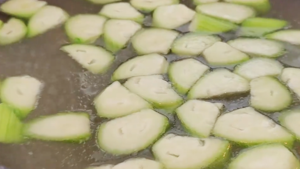 圖片[4]-【絲瓜炒雞蛋】做法步驟圖 顏色翠綠不發黑 嫩滑多汁特下飯-起舞食譜網