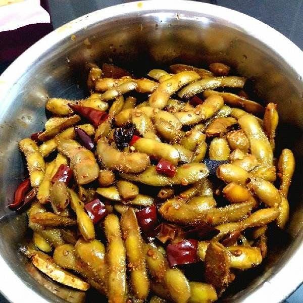 卤毛豆是现在卤味店里十分有名的一道食物,它既可以做菜也可以做零食