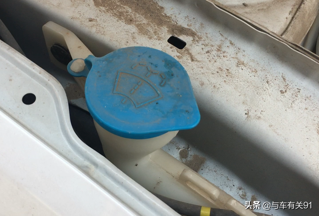 加玻璃水的标志图片，汽车玻璃水标志是什么（很多新手不知道）