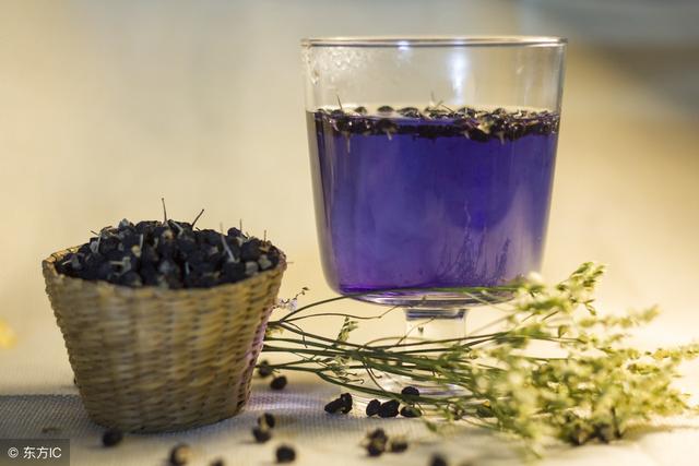 枸杞柠檬泡水喝的功效与禁忌，柠檬枸杞菊花茶的功效及禁忌（枸杞水、柠檬水真的养生吗）