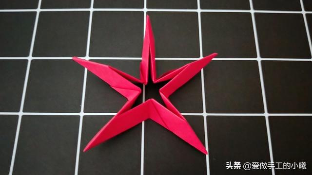 叠五角星的步骤图片，怎样折五角星方法图解（用彩纸折个立体五角星）