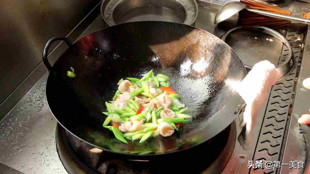 炒芦笋怎么炒才好吃，厨师长教你芦笋这样搭配炒