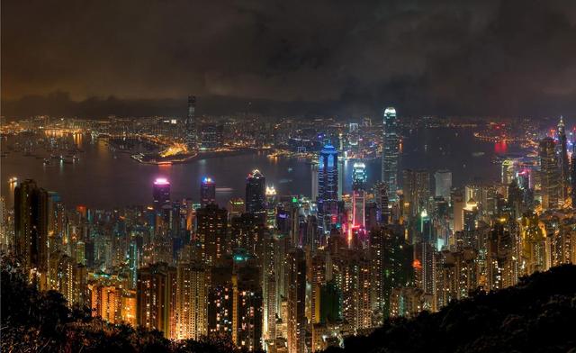 香港多少平方公里，香港面积多少平方公里（每平方公里人口超过两万人）