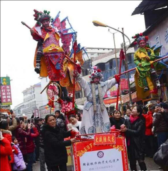 白事未满一个月去别人家，丧事多久不能去别人婚礼（街上的老男孩-小镇上的风俗）