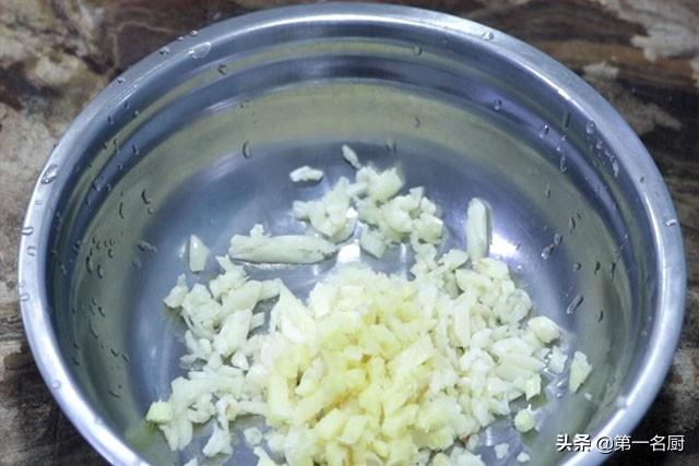 蒜泥花甲的做法步骤，蒜泥花甲的做法（原来诀窍这么简单）