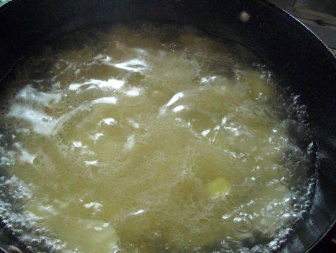 土豆和面条一起做，茄子土豆面条（一小扎面条）