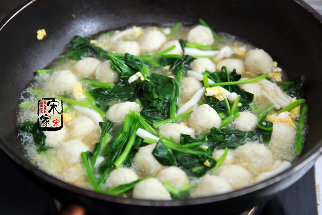 菠菜小鱼汤怎么做好吃，菠菜汤咋做好吃（3、5分钟就上桌）