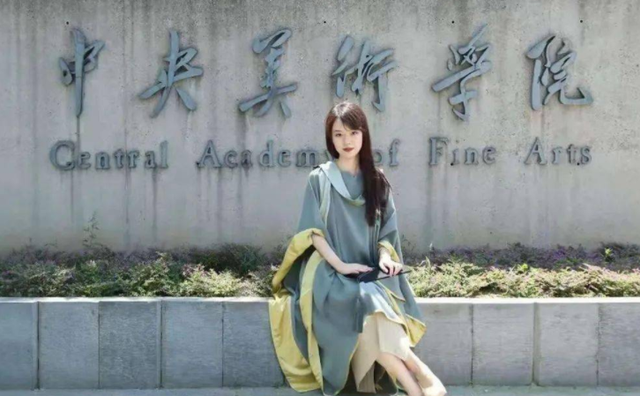 学士服里面穿什么衣服好看，让学士服穿得好看（美院“四大顶流”学士服PK）