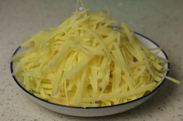 炒土豆丝怎么炒才好吃，土豆丝怎么炒才能又脆又好（大厨教你正确做法）