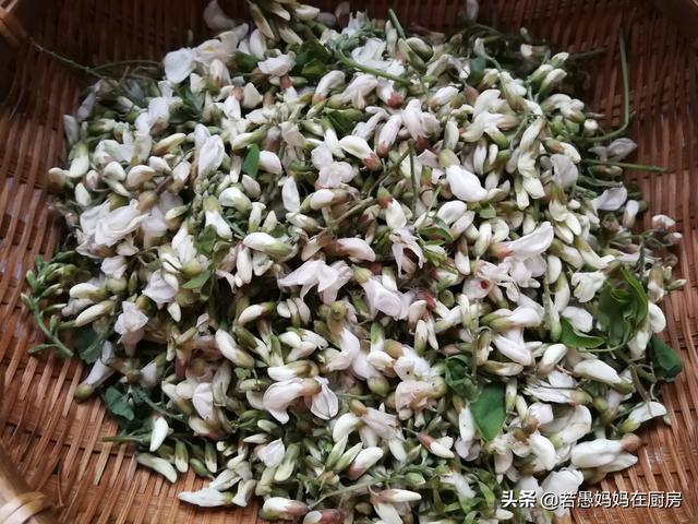 煎槐花饼的简易做法，煎槐花饼的做法大全（这种野菜农村人舍不得吃）