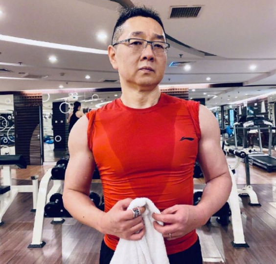 张绍刚老婆照片(张绍刚近期照片)
