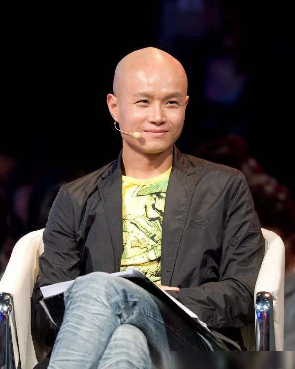 乐嘉回应强吻谢娜事件，他感情坎坷，一共有三段婚姻，三个孩子