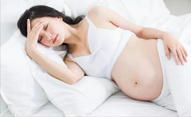 孕中期怎么躺着胎儿最舒服，孕妇站着和躺着胎儿比较舒服（孕期睡眠姿势有讲究）