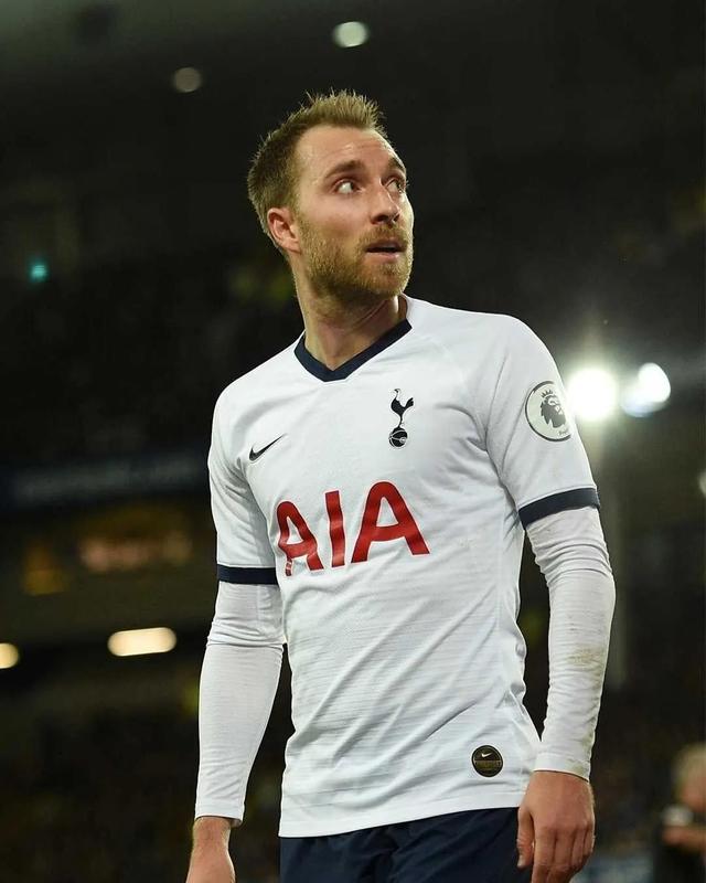 埃里克森突然倒地，丹麦球员埃里克森突然倒地（救援过程体现了专业、温暖与尊重）