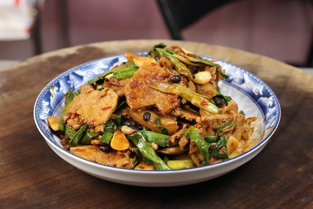 二刀肉做什么好吃，二刀后腿肉适合做什么菜（简单一炒开胃又好吃）