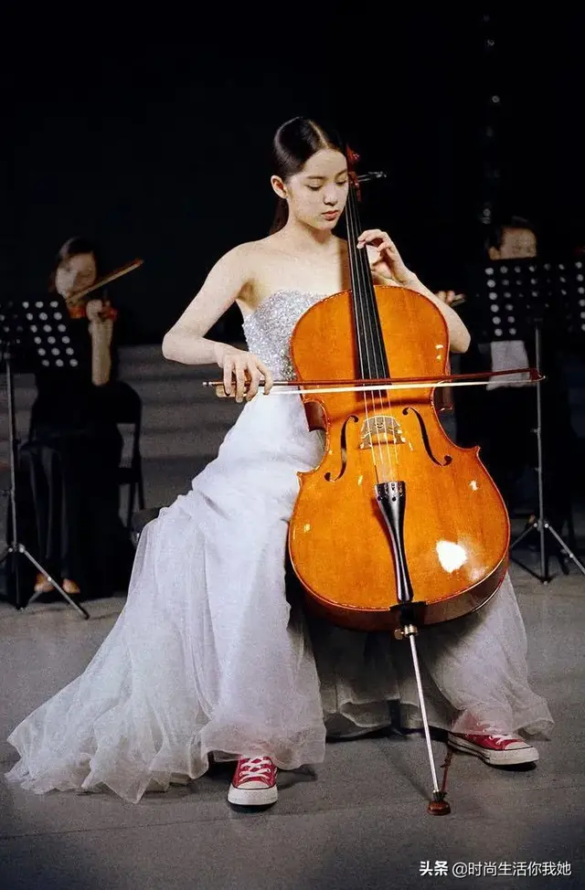 麻豆网官网萧萧麻豆网，2020春季最时尚穿搭“平底+裙”