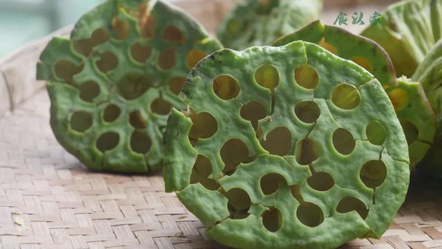 女性吃莲子好处和坏处，干莲子的正确食用方法（吃新鲜莲子）