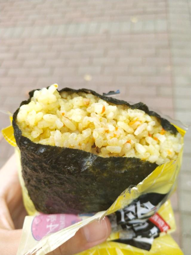 一个饭团的热量是多少，饭团热量（罗森便利店的4种恶魔饭团测评）