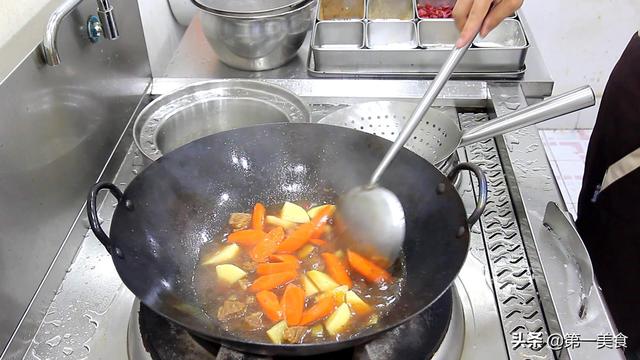 土豆炖牛肉的家常做法，土豆炖牛肉家常做法最简单（厨师长分享牛腩炖土豆的家常做法）
