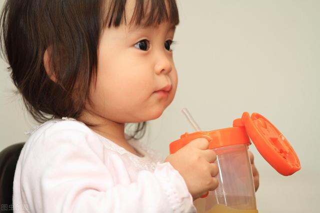 pc可以装开水吗，塑料杯材质pc（塑料水杯装热水会危害身体健康吗）