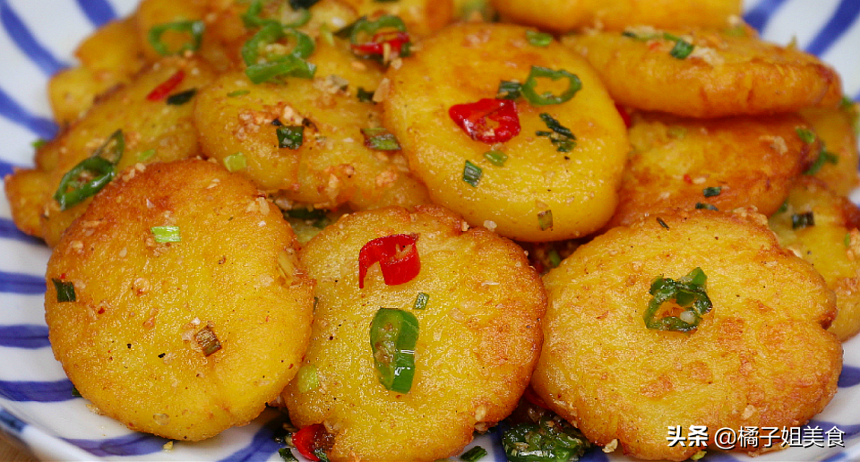 家常小土豆饼酥脆做法：5步炸出金黄外皮，烧烤料调味比肉还抢-起舞食谱网