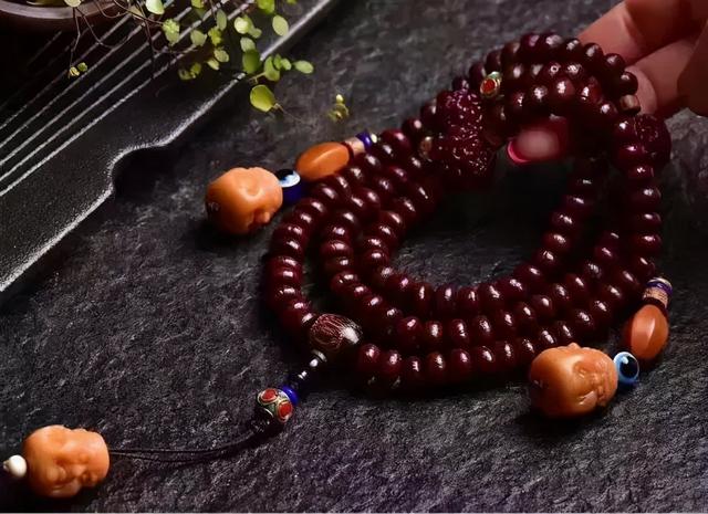 鬼脸菩提有什么寓意简短，鬼脸菩提有什么寓意简短的（但这菩提包浆效果却出奇地好）