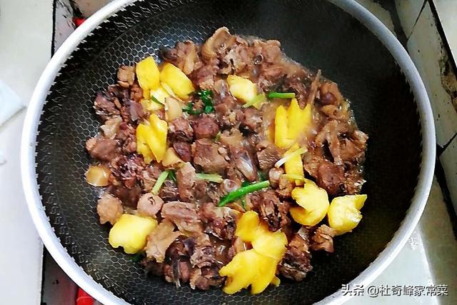 菠萝鸭的做法，菠萝鸭的做法视频（家常菜之菠萝鸭肉）