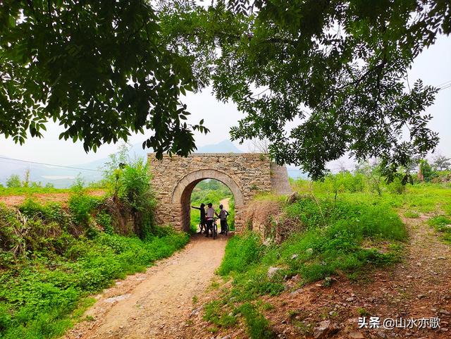 秦皇古道在哪呢，秦皇古道的简介（一座因唐僧晾经而得名的山岭）