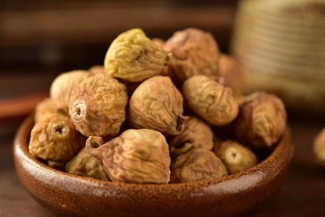 不锈钢盆可以放烤箱吗，烤箱里可以放不锈钢盆吗（10种花最养人）