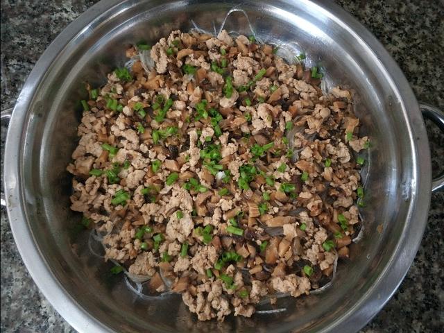 广东蒸米粉怎么做，广东蒸米粉怎么做好吃又简单（我家还是喜欢这样做的）