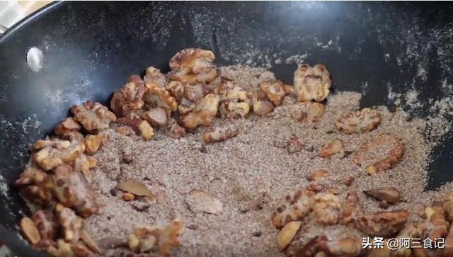 炒核桃家常制作方法，怎样做炒核桃（核桃不要直接吃了）