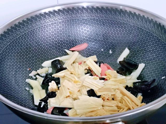 腐竹木耳怎么炒，腐竹木耳怎么炒好吃（木耳和腐竹搭配一起炒）