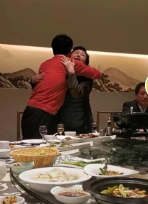 71岁斯琴高娃近况曝光，跟老艺术家聚餐喝酒助兴