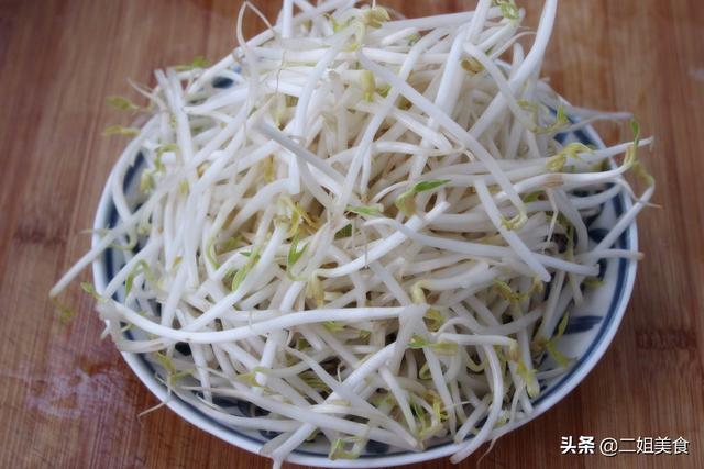豆芽没炒熟有毒吗，怎么知道豆芽炒熟没（直接下锅炒豆芽就错了）